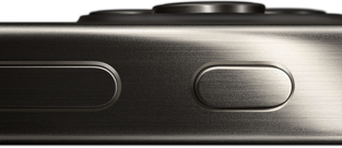 Vue de côté d’un iPhone 15 Pro en titane montrant un bouton de réglage du volume et le bouton Action